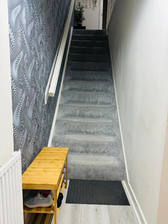 Modern 3 Bed Villa With Free Parking And Garden Close To City Center And Edinburgh Airport 외부 사진